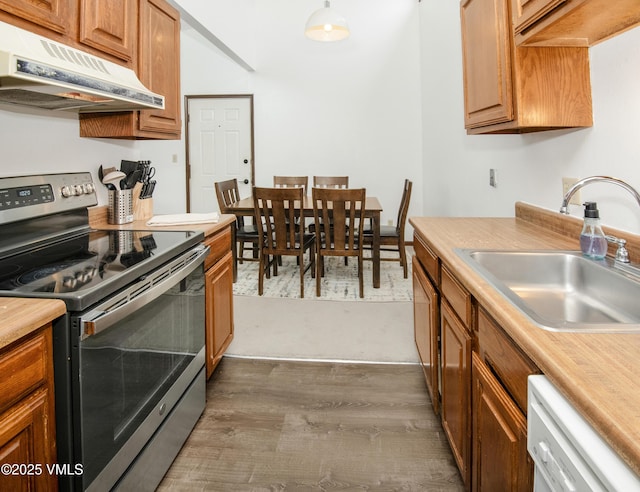 1061 W Beaver Creek Blvd Unit Q302, Avon, CO 81620 - kitchen featuring electric stove, under cabinet range hood, a sink, dishwasher, and dark wood finished floors