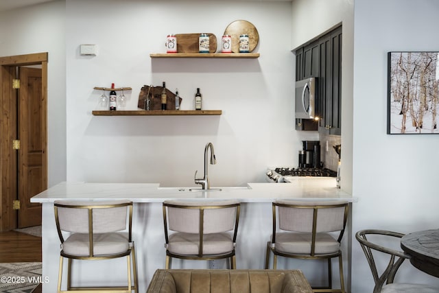 bar with sink and decorative backsplash