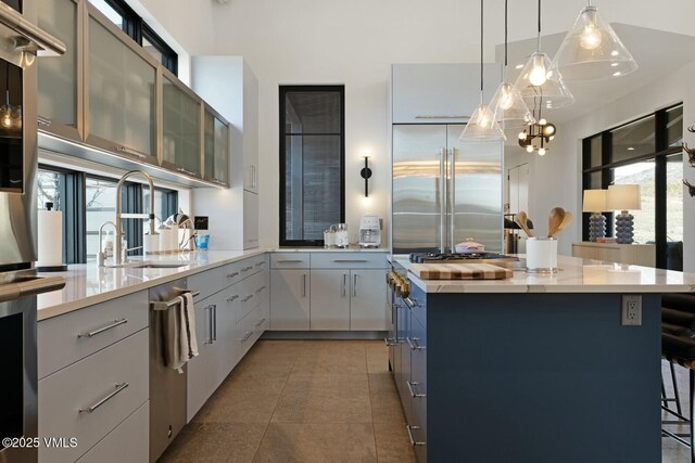 1658 E Haystacker Dr, Eagle, CO 81631 - kitchen with stainless steel appliances, a sink, a center island, pendant lighting, and a kitchen breakfast bar
