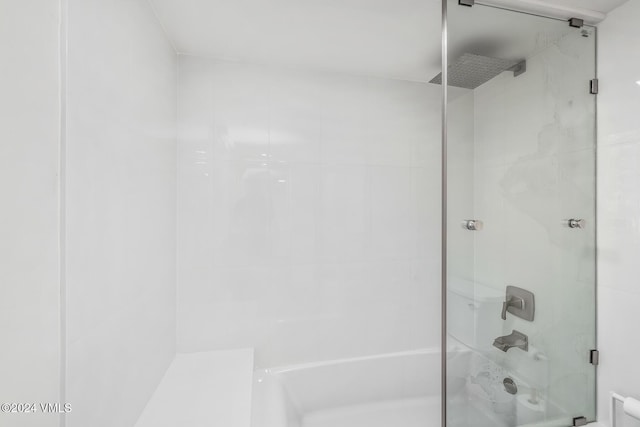 bathroom featuring tiled shower / bath