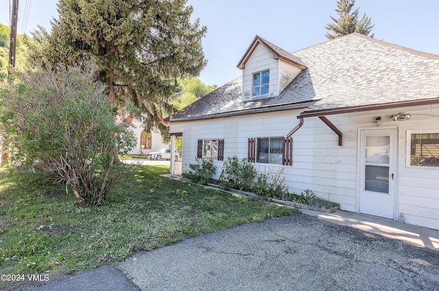 view of front of property with a front lawn