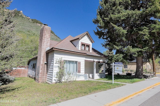 view of front of home featuring a front lawn