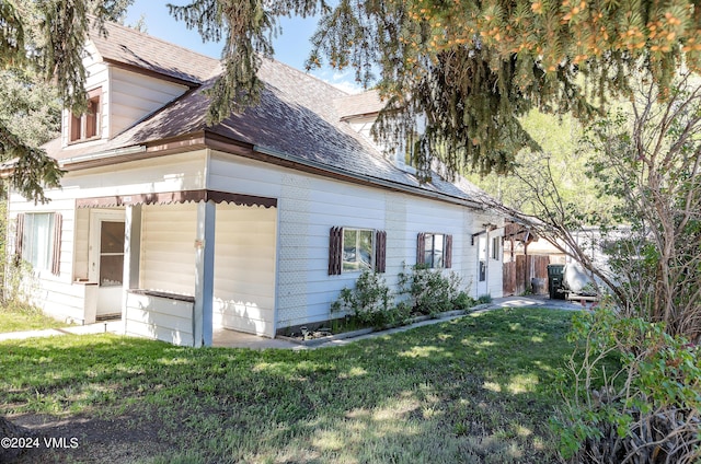 view of front of home featuring a front lawn