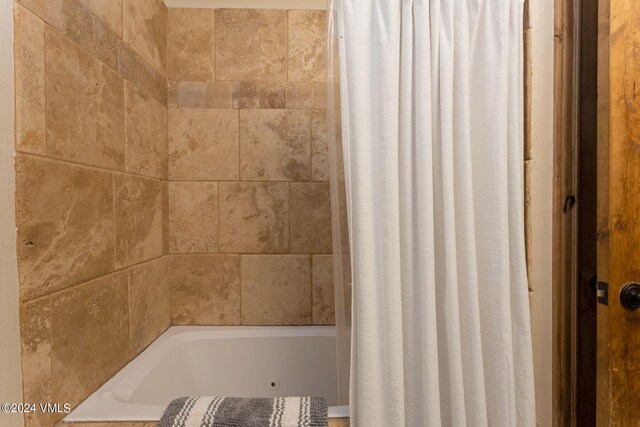 bathroom with shower / tub combo