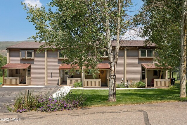 view of front of property featuring a porch and a front yard