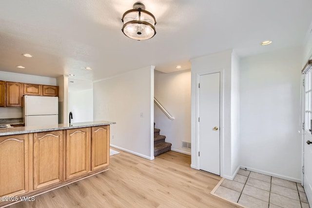 35 Chelsea Ct Unit 9, Eagle, CO 81631 - kitchen featuring light wood-type flooring, visible vents, baseboards, freestanding refrigerator, and recessed lighting