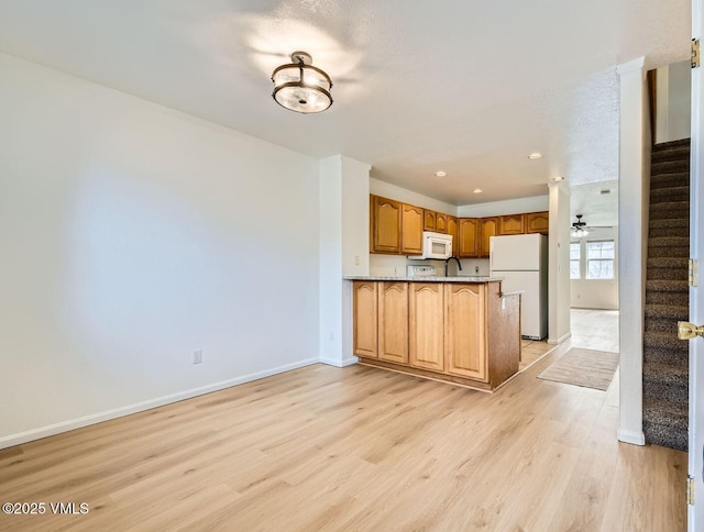35 Chelsea Ct Unit 9, Eagle, CO 81631 - kitchen featuring recessed lighting, white appliances, baseboards, a peninsula, and light wood-style flooring