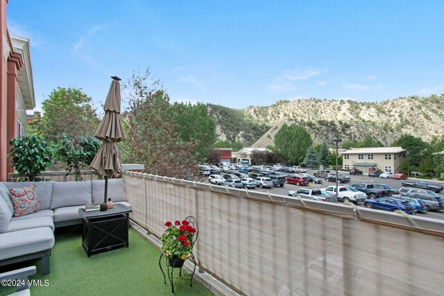 balcony with an outdoor hangout area and a mountain view