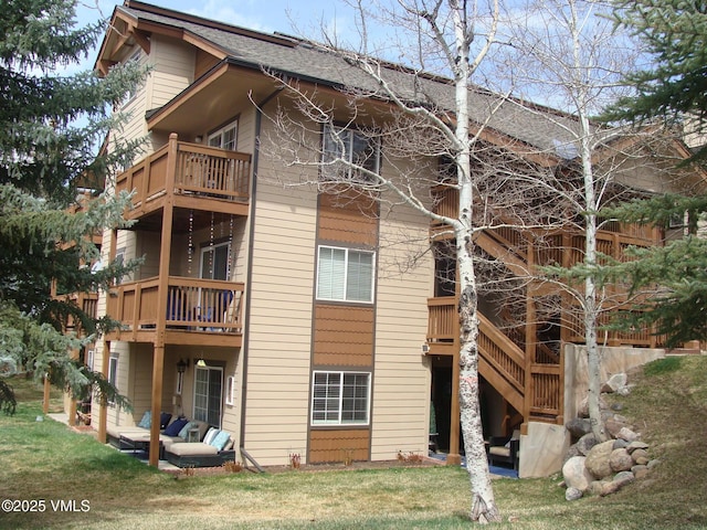 1902 Crazy Horse Cir, Edwards, CO 81632 - rear view of property featuring a balcony and a yard