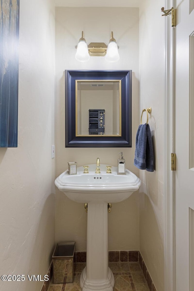 21 Hackamore Rd W, Edwards, CO 81632 - bathroom featuring baseboards