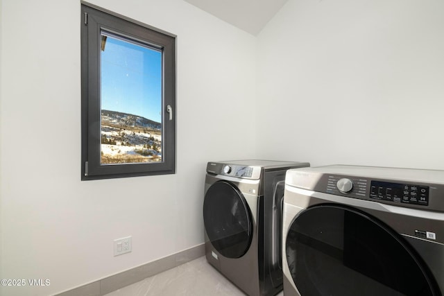 laundry room with laundry area, independent washer and dryer, and baseboards