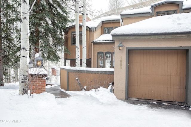 view of front facade featuring a garage