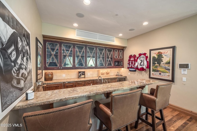 825 Forest Rd Unit 2, Vail, CO 81657 - indoor wet bar featuring wood finished floors, decorative backsplash, and recessed lighting