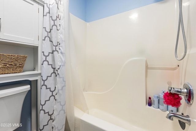 bathroom with shower / bath combo