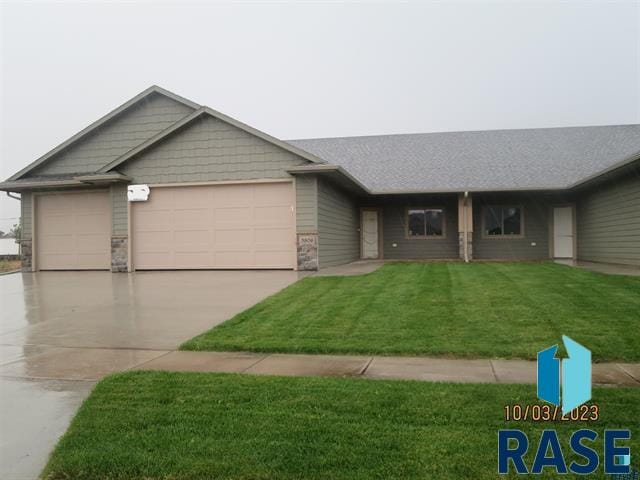 view of front facade featuring a garage and a front yard