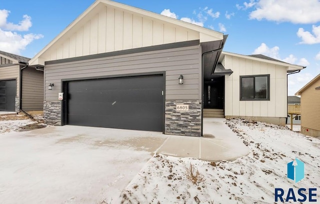 view of front of home featuring a garage