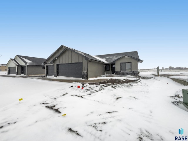 view of front facade featuring a garage