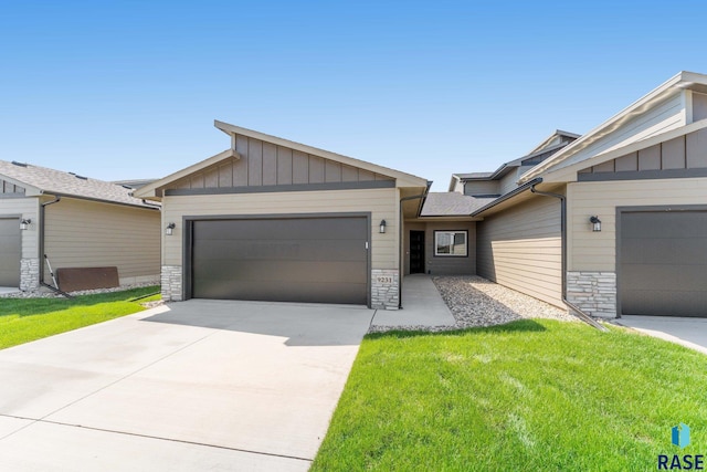 view of front of house with a front yard