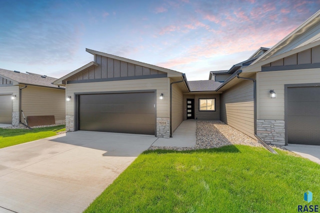 view of front facade featuring a yard and a garage