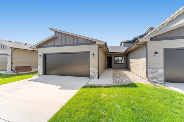 view of front facade featuring a front lawn and a garage