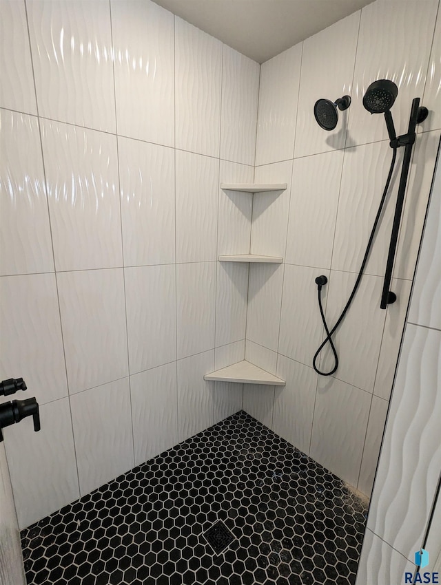 bathroom featuring a tile shower