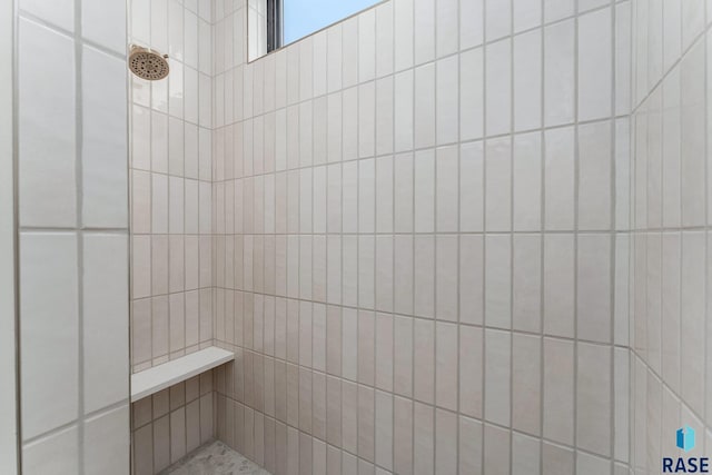 bathroom featuring a tile shower