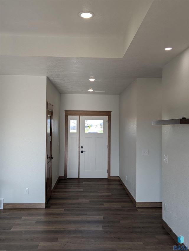 entryway with dark wood-style floors, recessed lighting, and baseboards