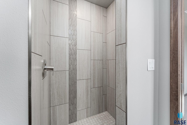 bathroom featuring tiled shower