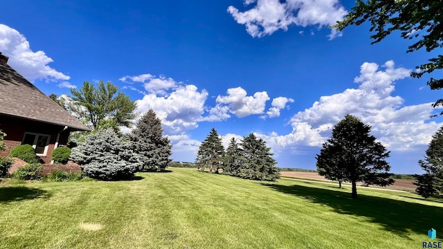 view of yard featuring a rural view