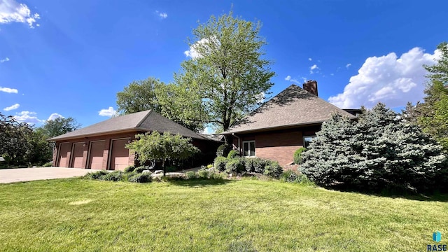 view of front facade with a front yard