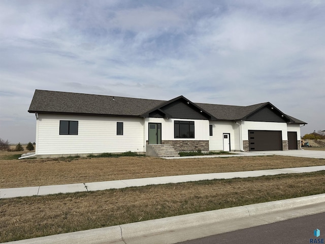 view of front of house featuring a garage and a front yard