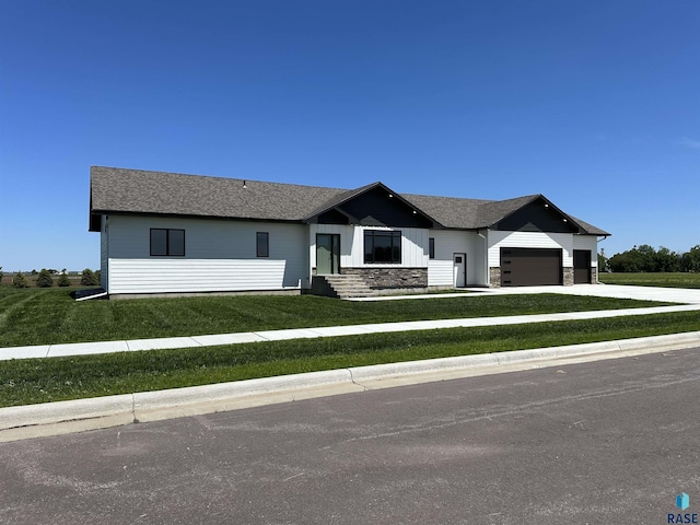 view of front of property featuring a front lawn and a garage