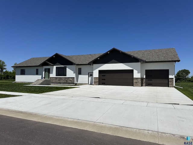 view of front facade featuring a garage and a front lawn