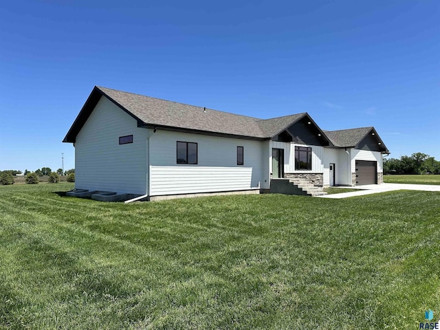 view of front facade featuring a garage and a front lawn