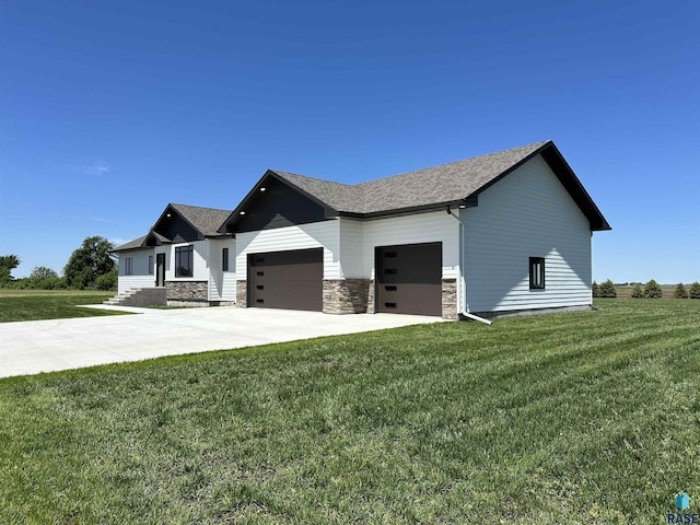 view of front of home featuring a front yard and a garage