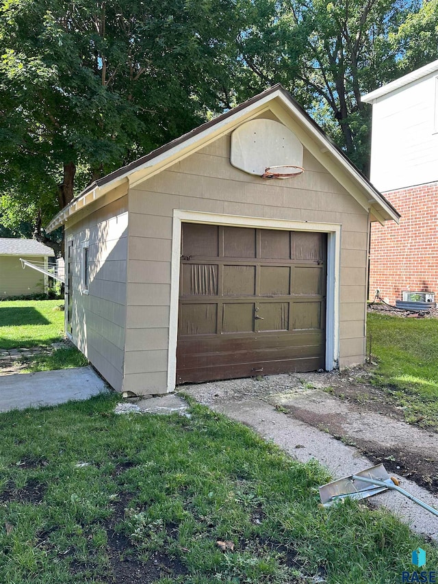 garage featuring a lawn