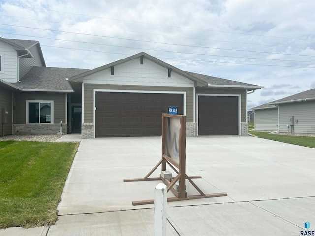 view of front of house featuring a front lawn and a garage