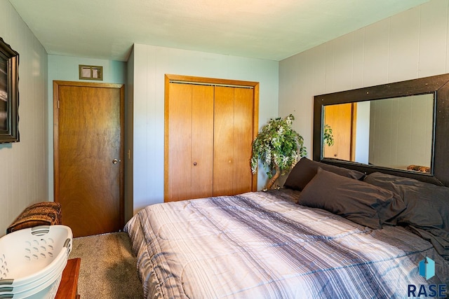 bedroom with carpet flooring and a closet