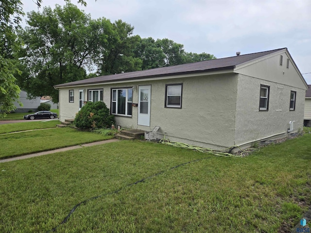 view of front of property featuring a front yard