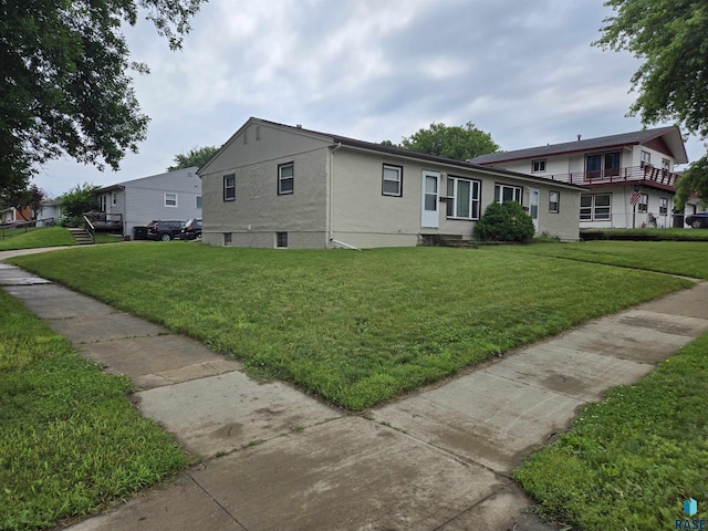 view of front of house with a front lawn