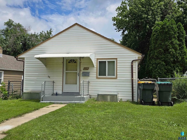 view of front facade featuring a front yard