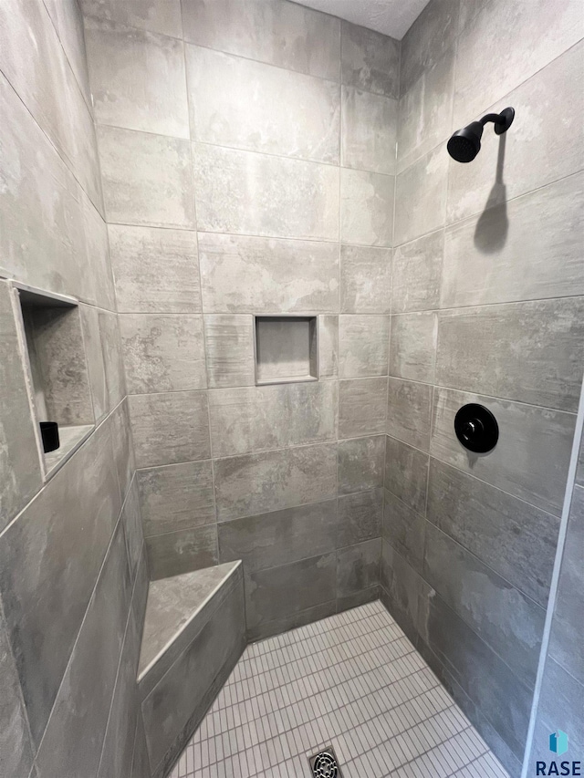 bathroom featuring a tile shower