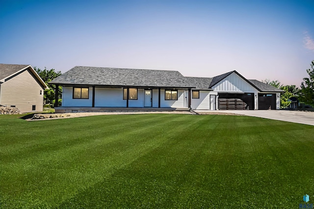 view of front facade featuring a garage and a yard