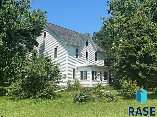 view of front of house with a front lawn