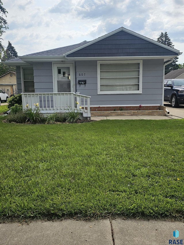 view of front facade featuring a front yard