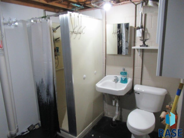 bathroom with a shower with curtain, a sink, and toilet