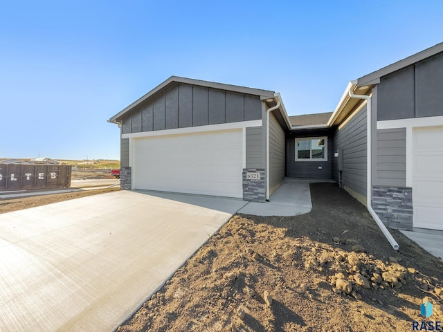 view of front facade featuring a garage