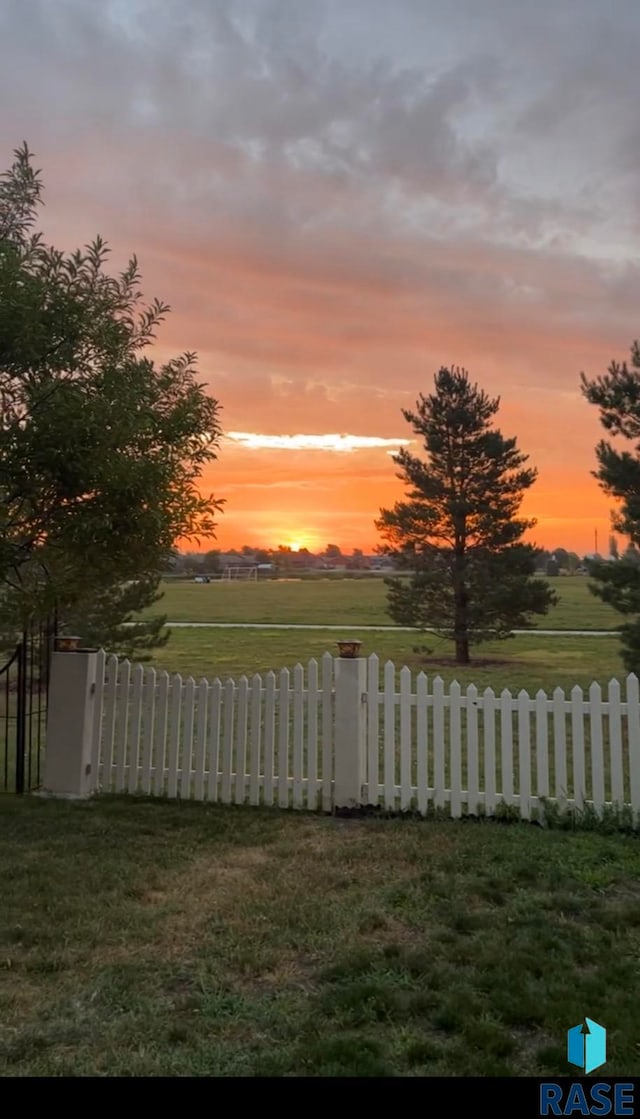 view of yard at dusk