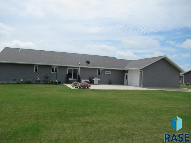 view of front facade featuring a patio area, central AC, and a front yard