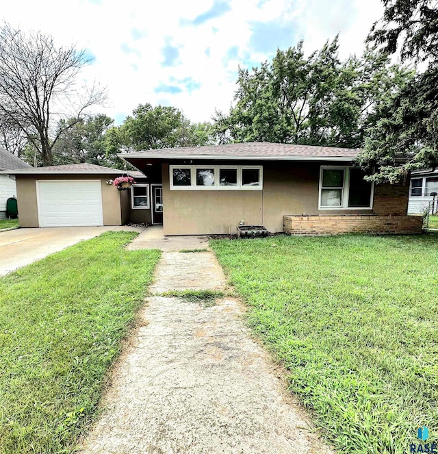 view of front of home featuring a garage and a front yard